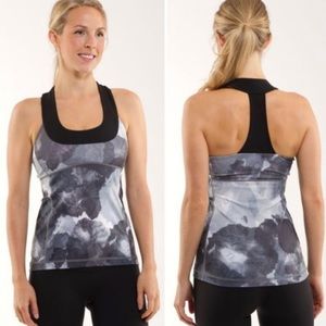 Lululemon Women’s Scoop Neck Tank with light chest support, uplifting Slim Fit